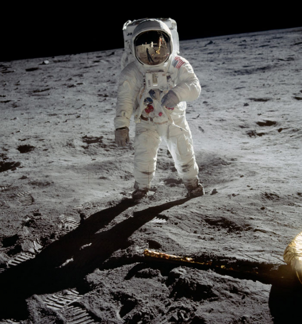'Thuyết âm mưu' mới: Đế giày của Neil Armstrong không khớp với dấu chân trên Mặt Trăng 12