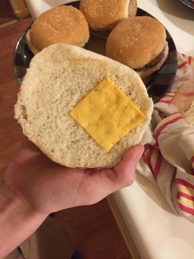   Miếng phô mai quá nhỏ bé để chiếc bánh này được gọi là burger phô mai  