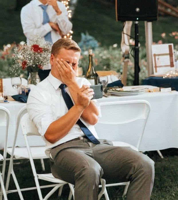   Nhiếp ảnh gia bắt gặp khoảnh khắc chú rể xúc động khi đang quay lại cảnh cô dâu nhảy cùng bố  
