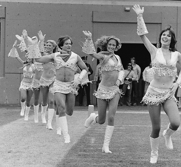   Robin Williams mặc đồng phục cheerleader, 1979  