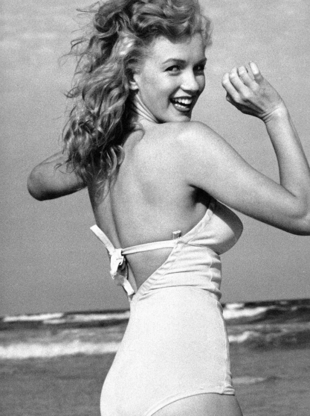   Marilyn Monroe trên bãi biển Tobey, 1949  