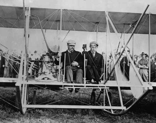   Teddy Roosevelt, tổng thống đầu tiên đi máy bay, 1910  