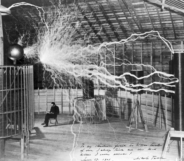   Nikola Tesla ngồi trong phòng thí nghiệm, 1899  