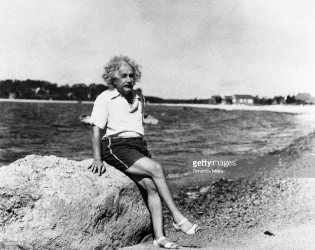   Albert Einstein với đôi sandal kỳ lạ trên bãi biển, 1945  