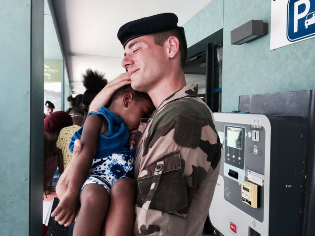   Một người lính Pháp ôm bé gái khi đang sơ tán Saint Martin  