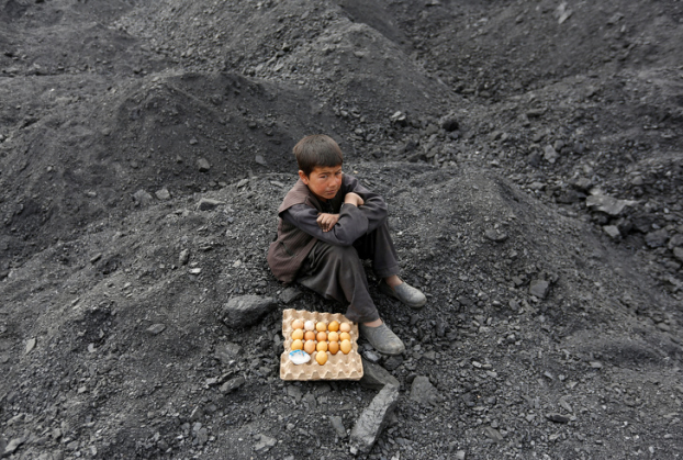   Một cậu bé Afghanistan đi bán trứng luộc  