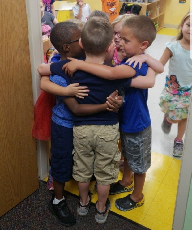   Những cậu bé học chung mẫu giáo đang chào tạm biệt trước khi lên lớp 1 và học các trường khác nhau  
