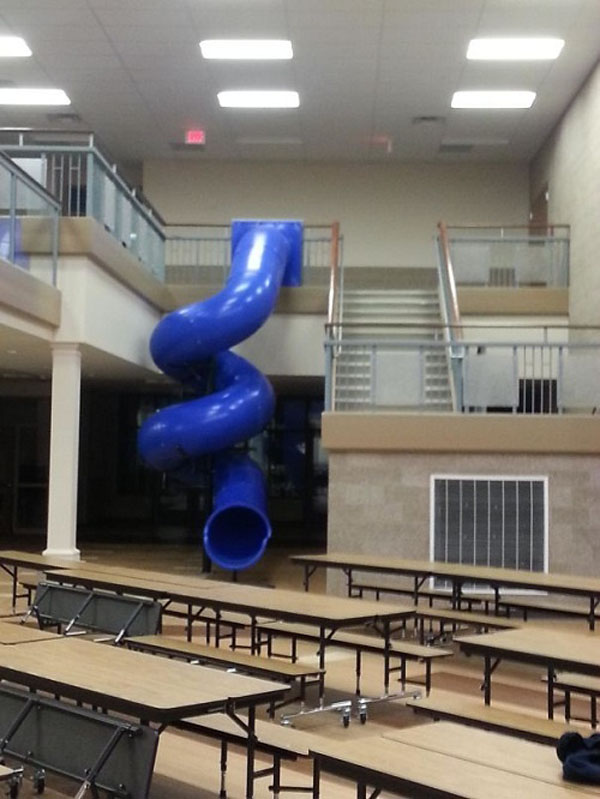   Cầu thang ống được lắp thay cầu thang bộ bình thường để học sinh được vui chơi ngay trong khi di chuyển qua các tầng và lớp học  