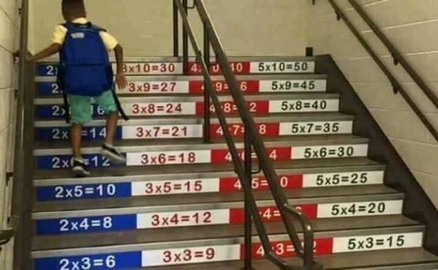   Trường học dán công thức toán học vào bậc cầu thang để học sinh dễ ghi nhớ  