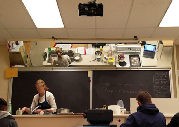   Lớp học nấu ăn có lắp gương trên trần giúp những học sinh ngồi cuối lớp vẫn có thể dễ dàng nhìn thấy cách làm của giáo viên  