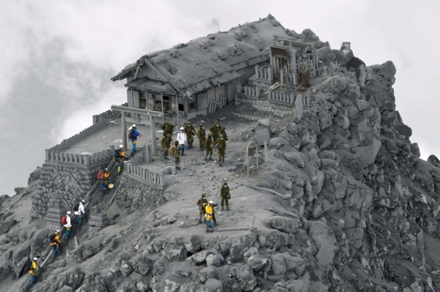   Ontake Shrine bị bao phủ bởi khói bụi sau khi núi lửa phun trào  