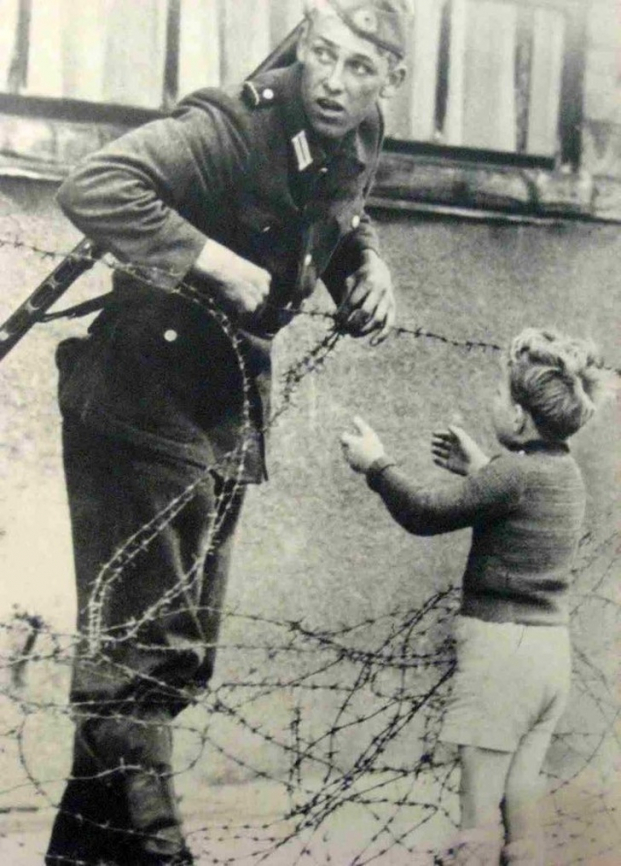   Người lính giúp cậu bé vượt qua Bức tường Berlin  