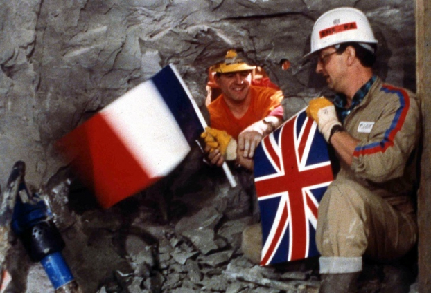   Khi hai bên cuối cùng cũng gặp nhau: Các kỹ sư làm đường hầm eo biển Manche (một đường hầm đường sắt dài 50,45 km bên dưới biển Manche nối giữa Anh và Pháp) của hai nước Anh và Pháp gặp nhau, 1990  