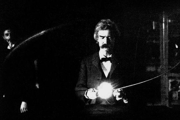   Mark Twain trong phòng thí nghiệm của Tesla. Mark Twain và Tesla là bạn thân dù hơn kém nhau 21 tuổi. Bức ảnh được chụp năm 1894, Twain đang cầm một chiếc đèn điện thí nghiệm  