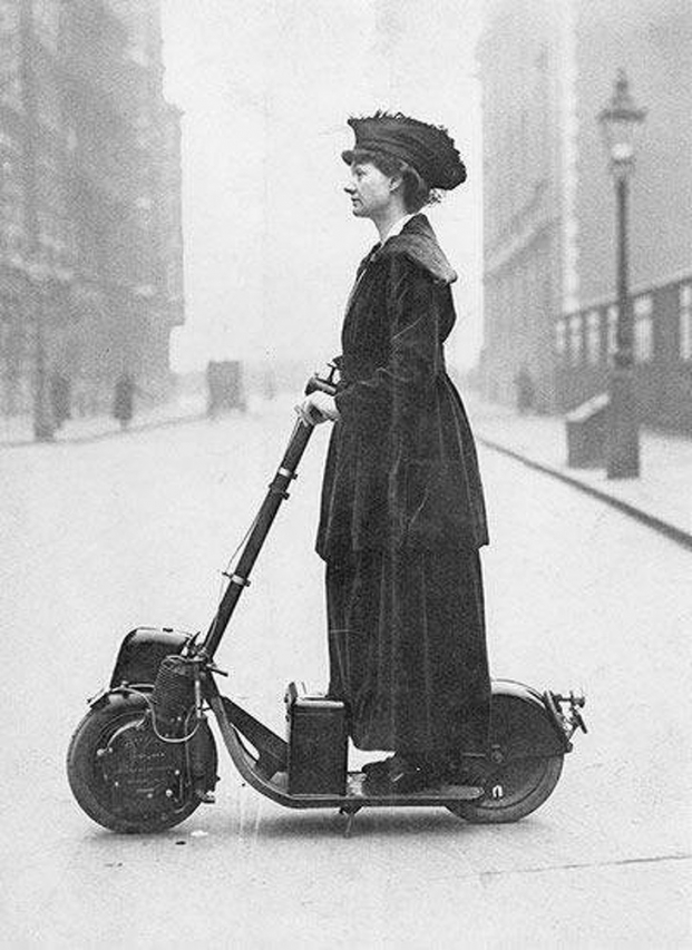   Người phụ nữ trên chiếc Autoped, loại scooter gắn động cơ điện đời đầu do một công ty New York sản xuất từ năm 1915 đến 1921. Bức ảnh này được chụp năm 1916  