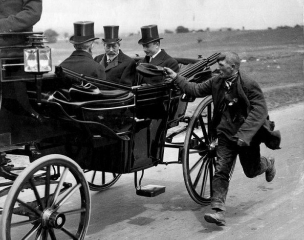   Một người ăn xin chạy theo xe vua George V  