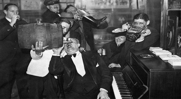   Những người đàn ông đang ăn mừng ngày chấm dứt lệnh cấm rượu ở Mỹ những năm 1920 - 1933  