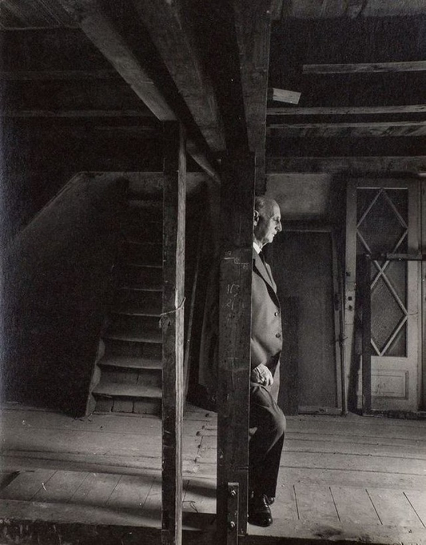   Ông Otto, cha của Anne Frank đến thăm lại gác mái nơi họ trú ẩn khỏi phát xít Đức. Ông ấy là thành viên duy nhất trong gia đình còn sống  