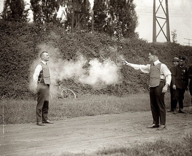  Thử áo chống đạn, 1923  