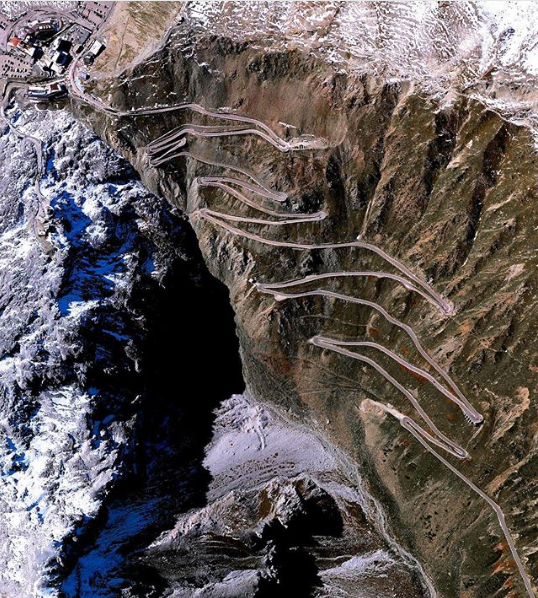   Con đường cao nhất trên dãy núi ở Italy  