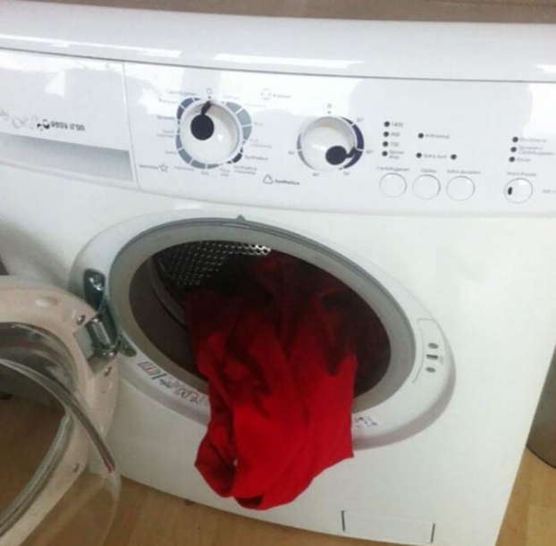   Cái máy giặt thấy chóng mặt, buồn nôn vì bị quay tròn liên tục  