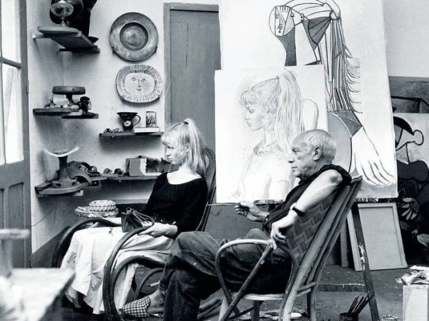   Họa sĩ Pablo Picasso và Brigitte Bardot trong studio của ông, 1954  