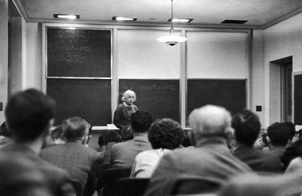   Albert Einstein giảng bài ở Viện Nghiên cứu Cao cấp, 1950  