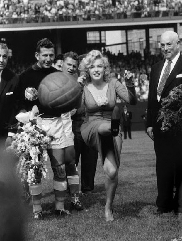   Marilyn Monroe tại khai mạc giải bóng đá Mỹ, 1959  