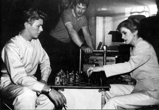   David Bowie chơi cờ vua cùng Catherine Deneuve, 1983  