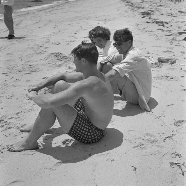   Jackie Kennedy, John F. Kennedy và Ted Kennedy ở bãi biển, 1953  