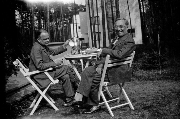   Paul Klee và Wassily Kandinsky uống cà phê. 1929  