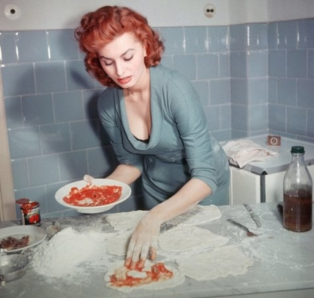   Sophia Lauren làm pizza, 1955  