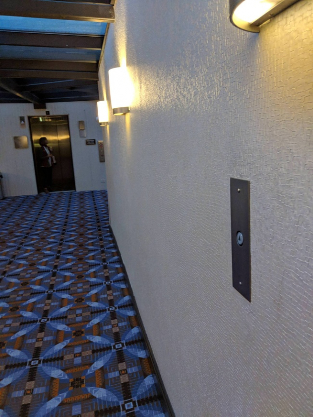   Nút bấm giữa hàng lang để bạn kịp thời bấm thang máy đợi dù còn cách xa thang  