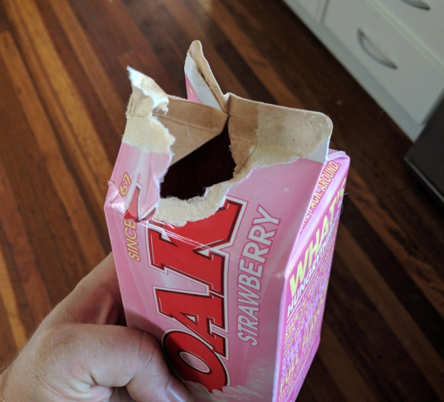   Cách vợ tôi mở hộp sữa  