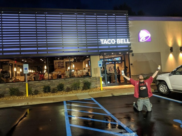   Hồi tháng 1, cửa hàng 24 giờ Taco Bell gắn bó với chúng tôi suốt đại học bị cháy. Hôm nay nó vừa mở lại  