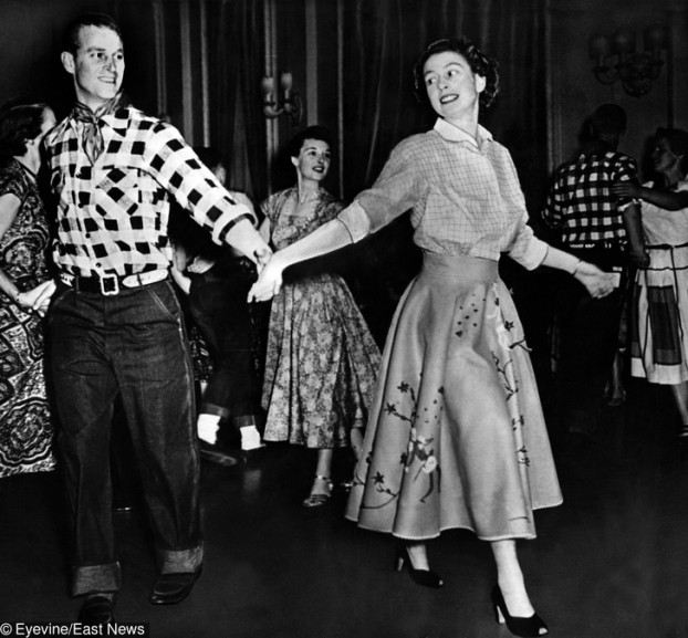   Công chúa Elizabeth và Hoàng tử Philip nhảy vũ điệu truyền thống tại Ottawa, Canada năm 1951  