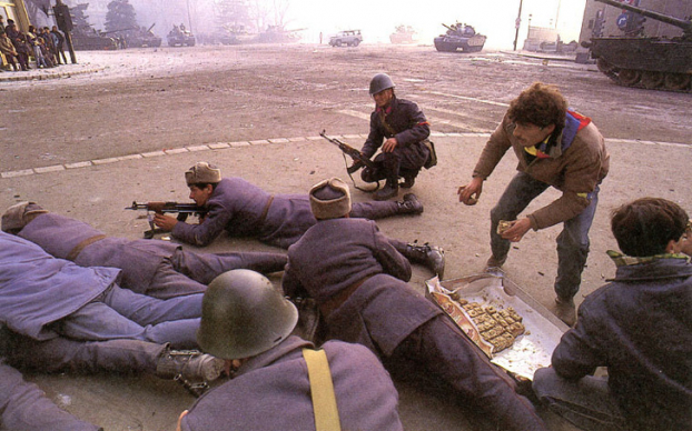  Bánh cho những người lính đang chiến đấu chống khủng bố trong cuộc Cách mạng Rumani năm 1989  