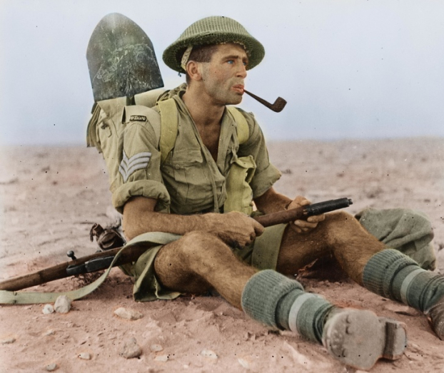   Một người lính New Zealand nghỉ ngơi và hút một điếu thuốc tại sa mạc Bắc Phi, Ai Cập năm 1942  