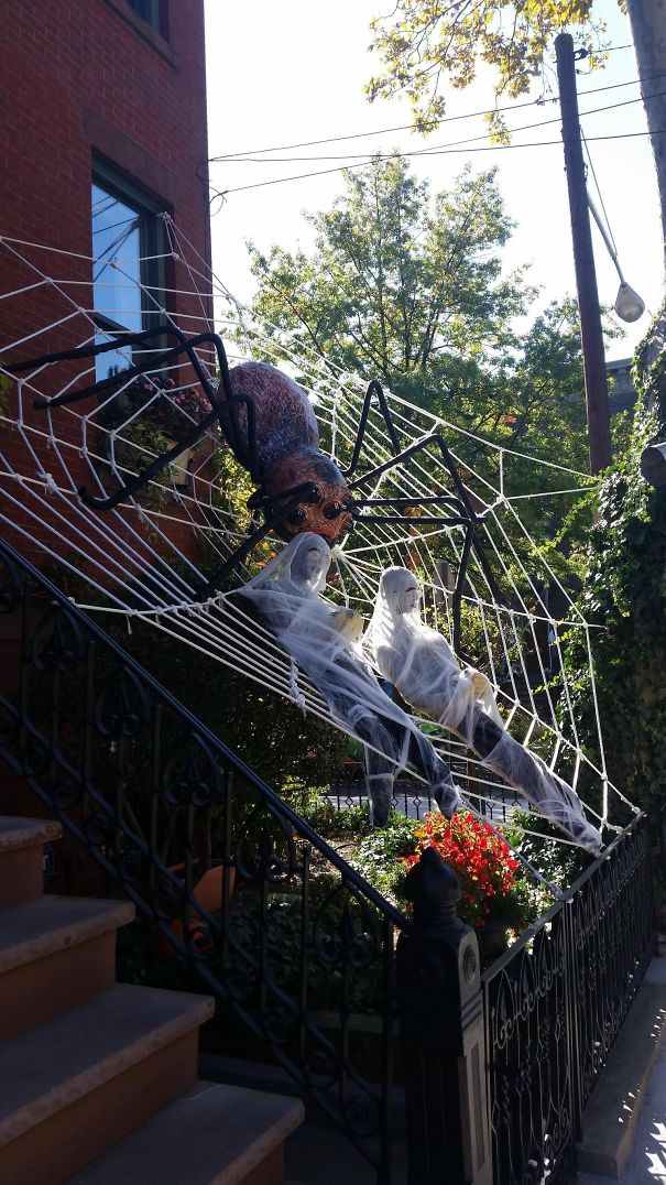 18 người làm hàng xóm ngạc nhiên với ý tưởng trang trí nhà dịp Halloween quá sáng tạo 9