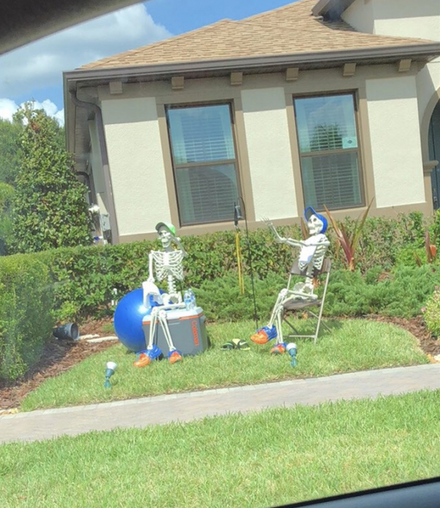 Cô gái phát hiện hàng xóm vui tính đổi cách tạo dáng cho những bộ xương mỗi ngày 15