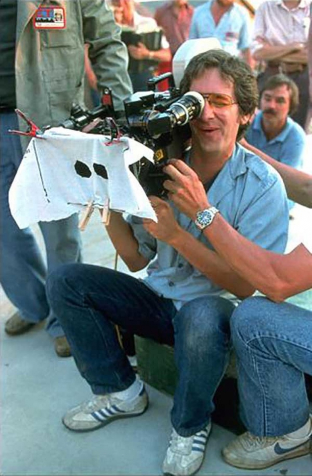   Steven Spielberg đang thử cảnh quay dưới góc độ E.T. hóa trang một con ma Halloween trong phim 