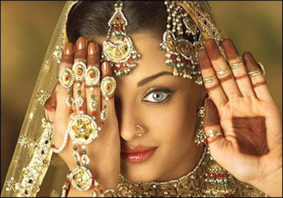   Cô dâu Ấn Độ đeo nhiều trang sức vàng trong ngày cưới.  
