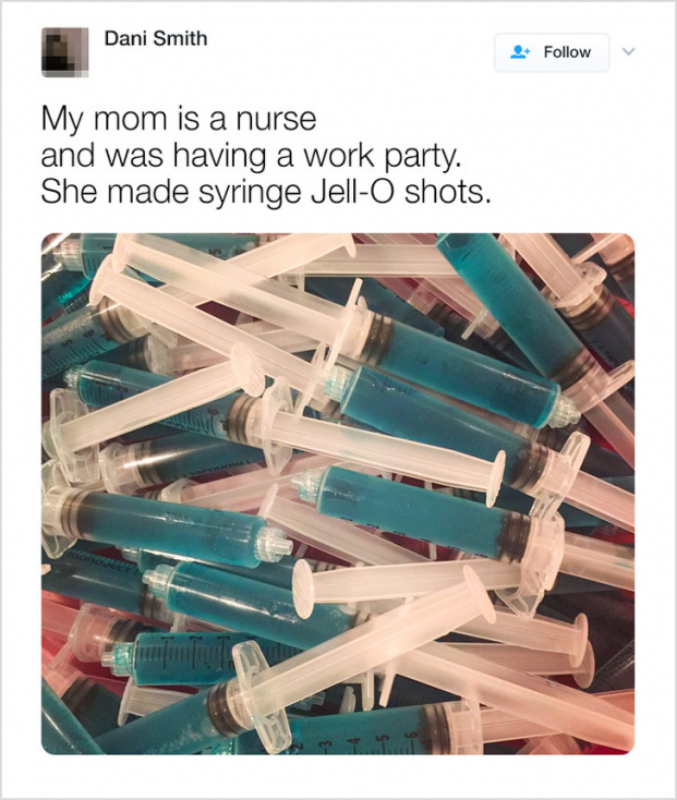   Mẹ tôi là y tá và ở cơ quan có buổi tiệc. Đây là những ống tiêm thạch mà bà làm  