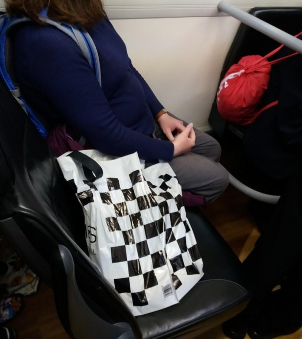   Khi xe buýt đang chật cứng, 10 người phải đứng thì một người phụ nữ lại để đồ trên ghế như thế này  
