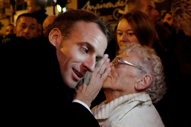   Tổng thống Pháp Emmanuel Macron đang lắng nghe bà lão trong đám đông  