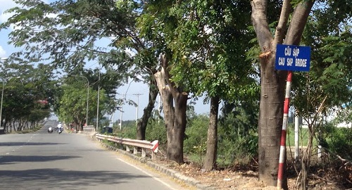   Cầu Sập nằm trên đường Nguyễn Văn Linh, huyện Bình Chánh.  