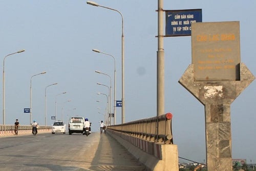   Cầu Lạc Quần ở Nam Định với ý nghĩa 'niềm vui hội tụ'  