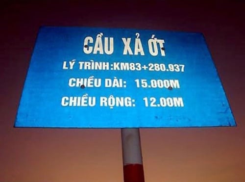   Tên cầu liên tưởng đến một món ăn này nằm ở biên giới Việt Nam và Lào, gần cửa khẩu Lao Bảo, Quảng Trị  