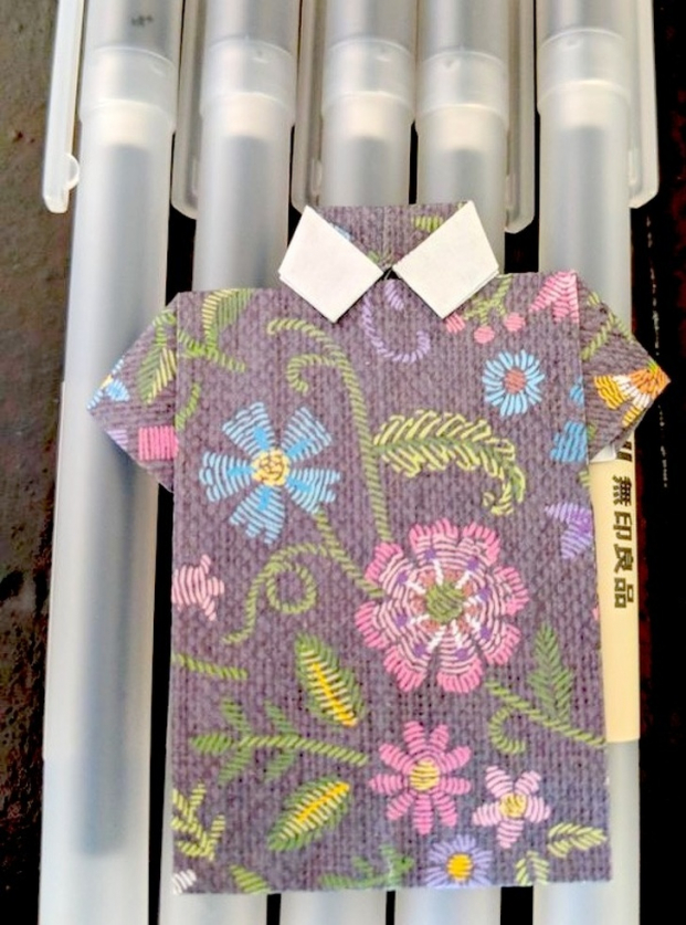   Tôi đặt mua mấy chiếc bút từ Nhật Bản và họ gửi cả một chiếc áo Hawaii gấp giấy cực xinh  