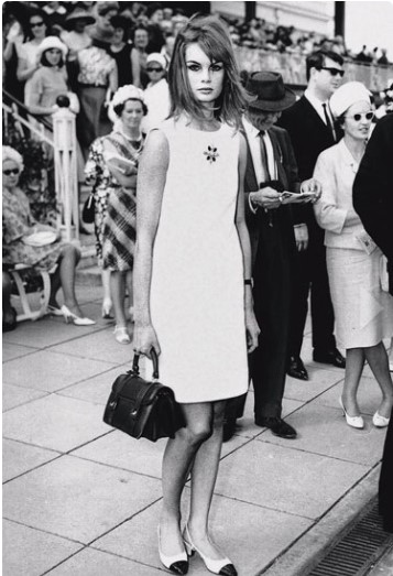   Những con mắt tức tối như muốn đốt cháy chiếc minidress của siêu mẫu Jean Shrimpton người Anh năm 1965  